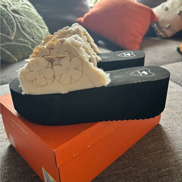 NIB Rocket Dog Hana Orchard platform slides. Size 8 - Picture 4 of 5